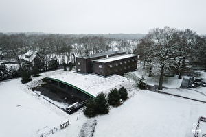 Boshotel in de sneeuw