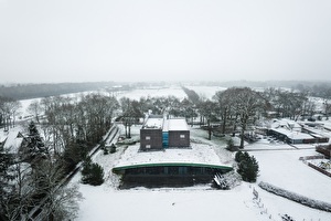 Boshotel en Bosrestaurant in de sneeuw